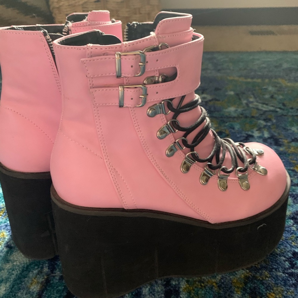 Baby pink platform boots💖